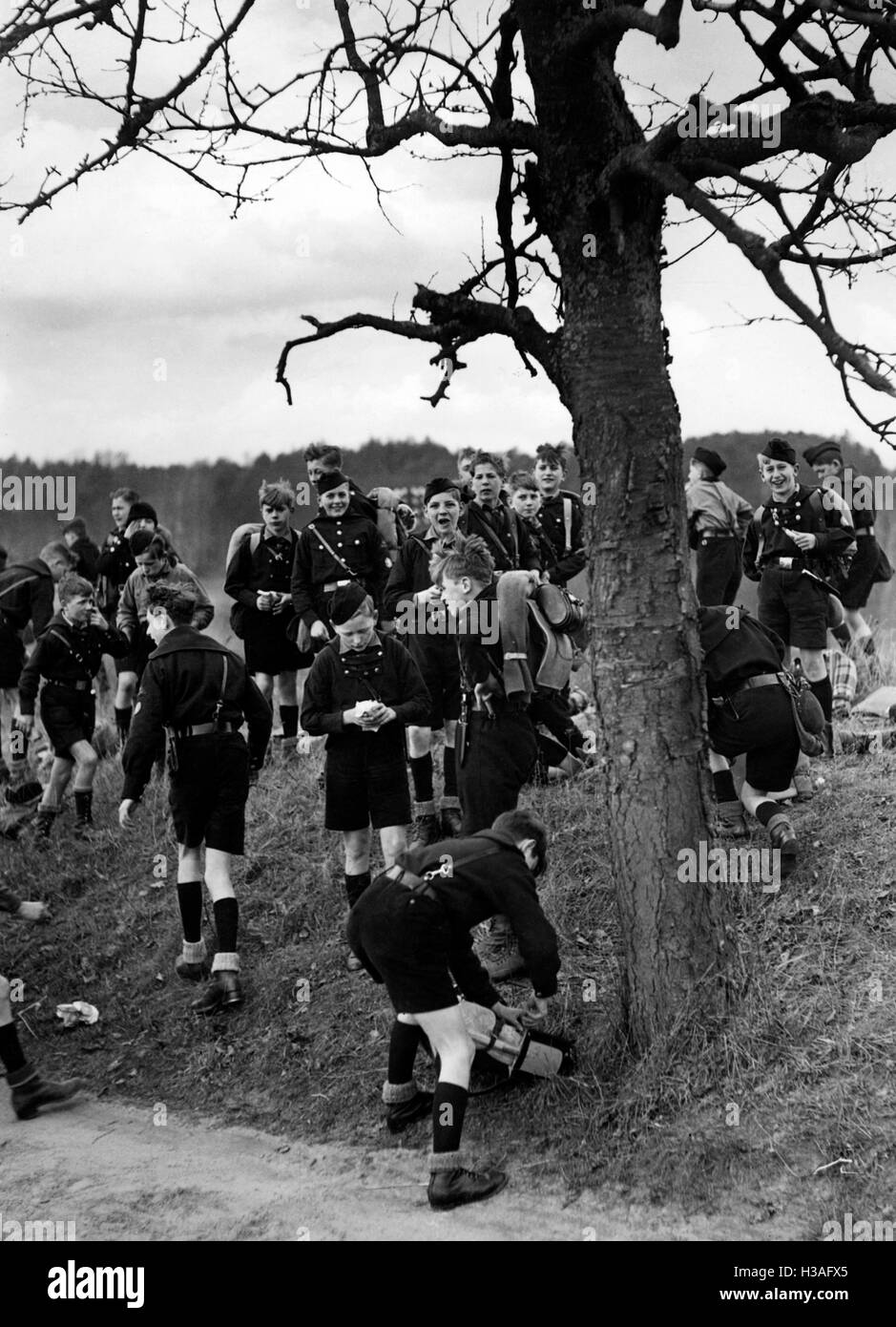 Membri del Deutsches Jungvolk prendendo un resto, 1934 Foto Stock