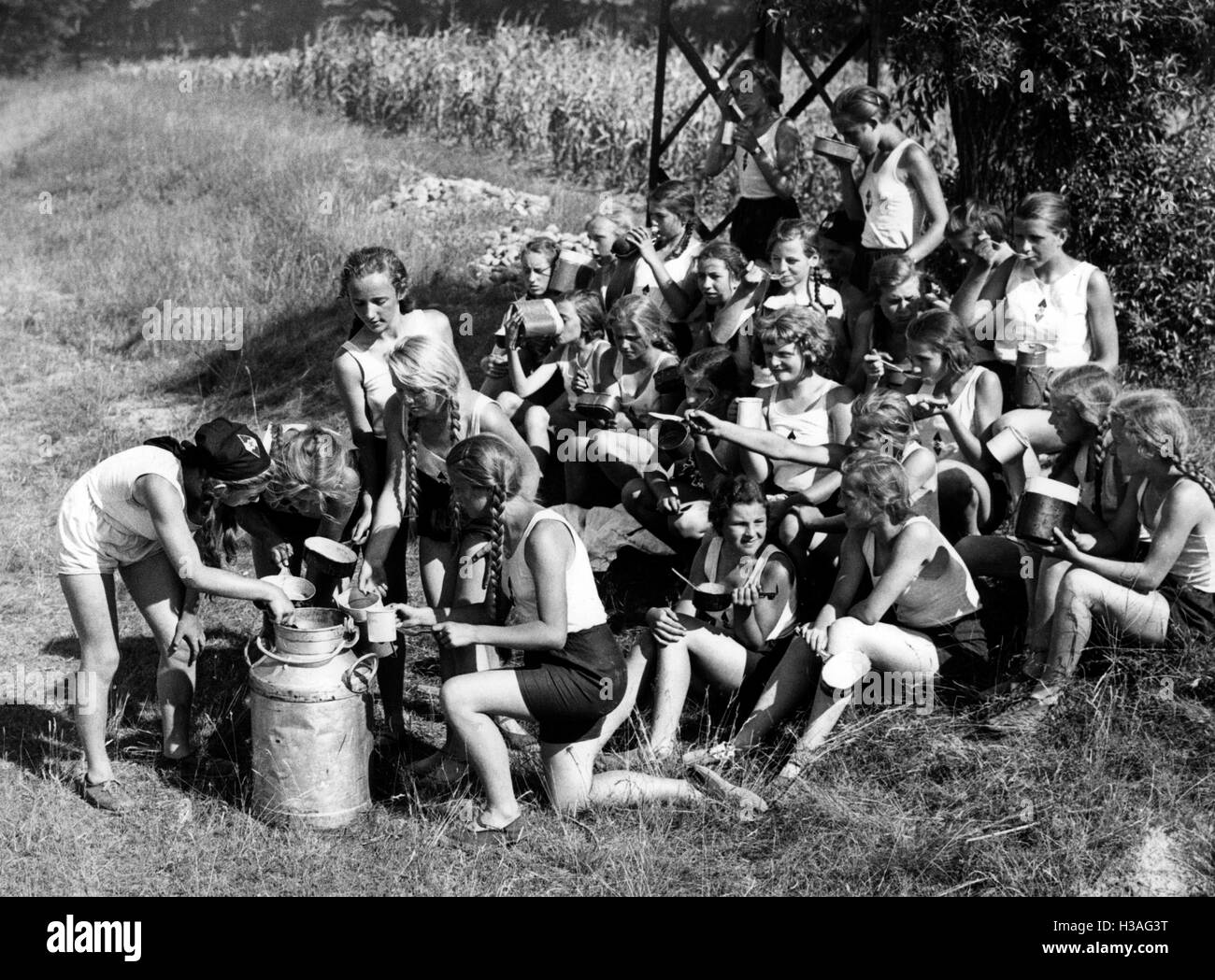 Landjahrmaedel (Paese Anno ragazze) prendere una pausa durante il lavoro sul campo, 1937 Foto Stock