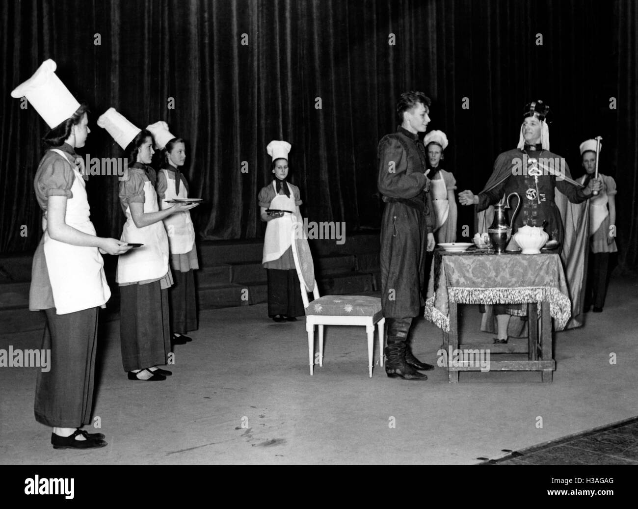 Membri del BDM-Werk Glaube und Schoenheit (BDM-lavoro, la fede e la bellezza della società) gioca a teatro, 1942 Foto Stock