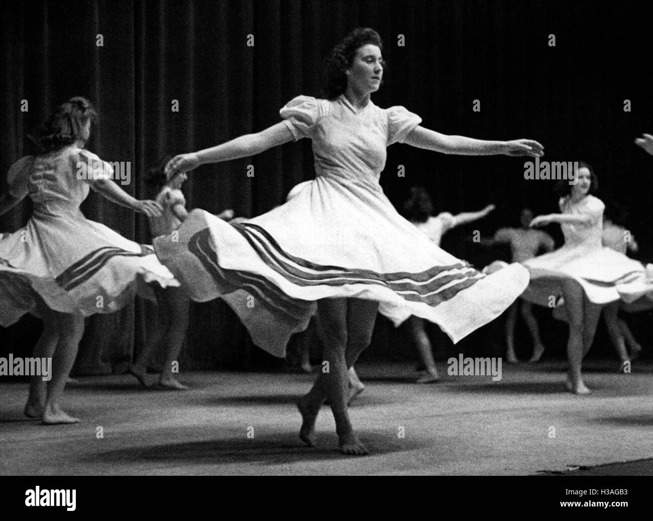 Membri del BDM-Werk Glaube und Schoenheit (BDM-lavoro, la fede e la bellezza della società) a un evento del Reich, 1942 Foto Stock