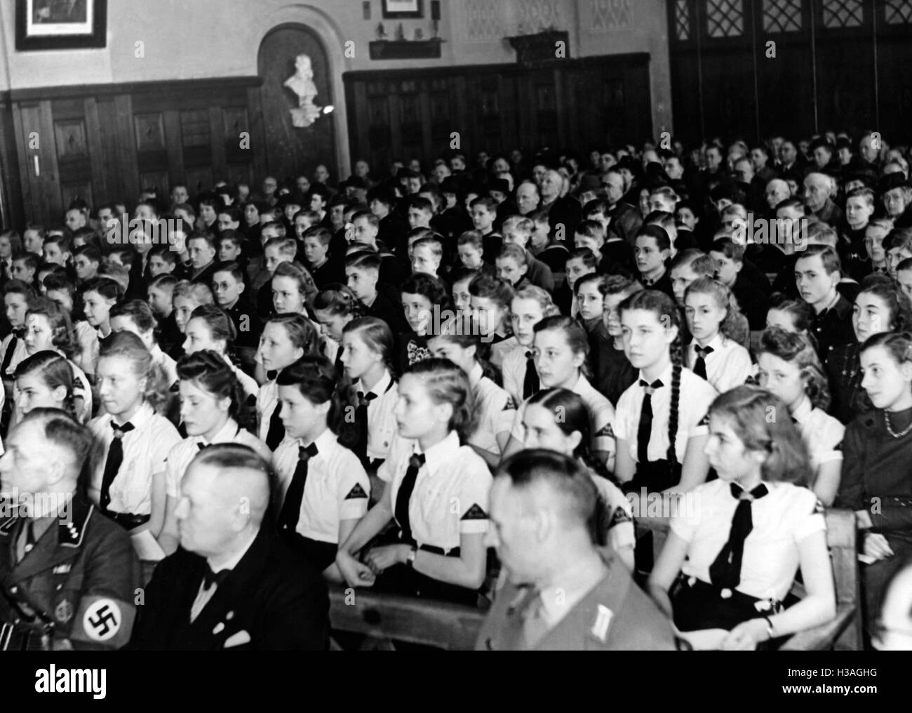 Cerimonia di induzione di HJ e BDM nella scuola di nozze, Berlin 1942 Foto Stock