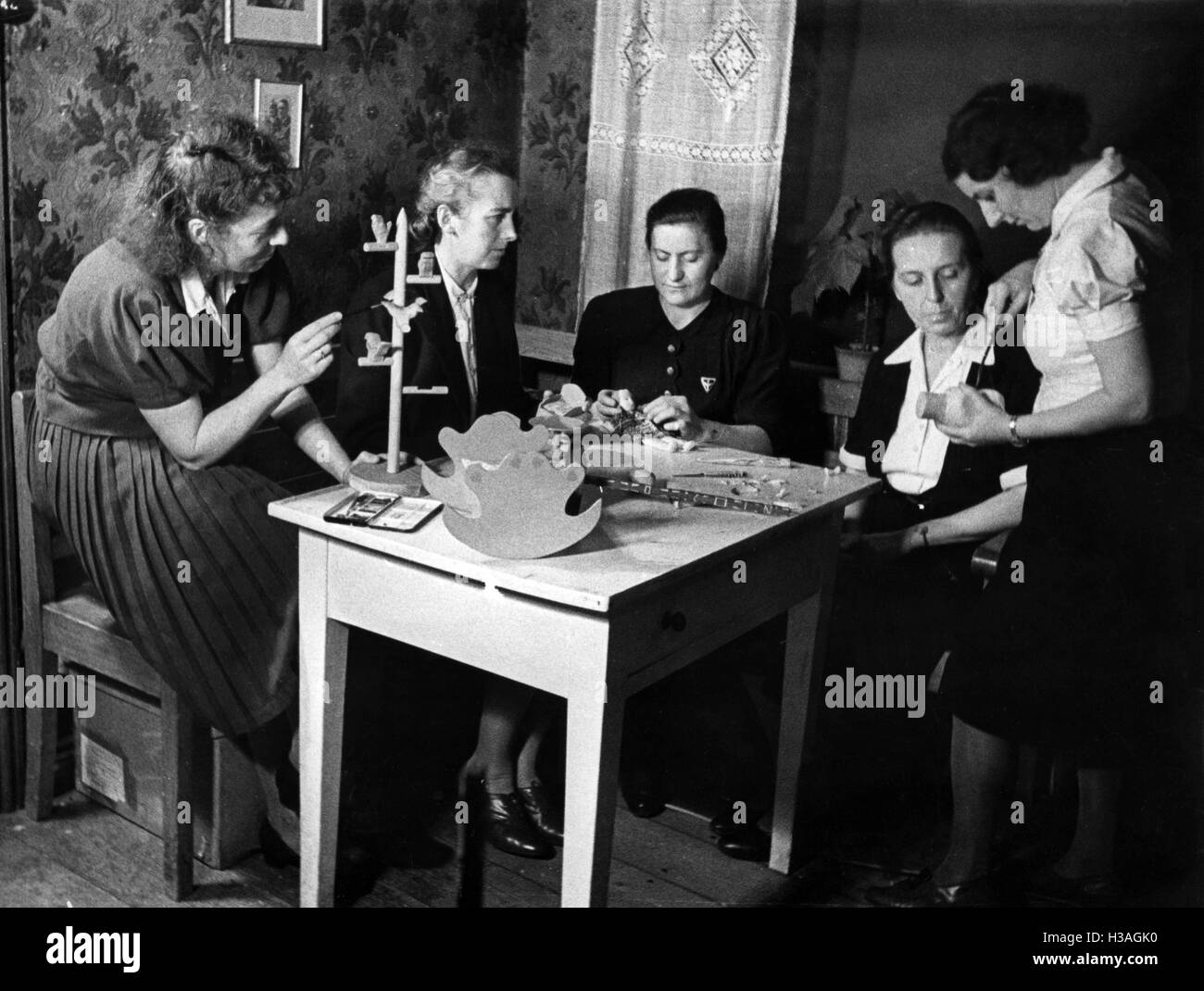 I membri della nazionale socialista della Lega delle Donne fare giocattoli, 1943 Foto Stock