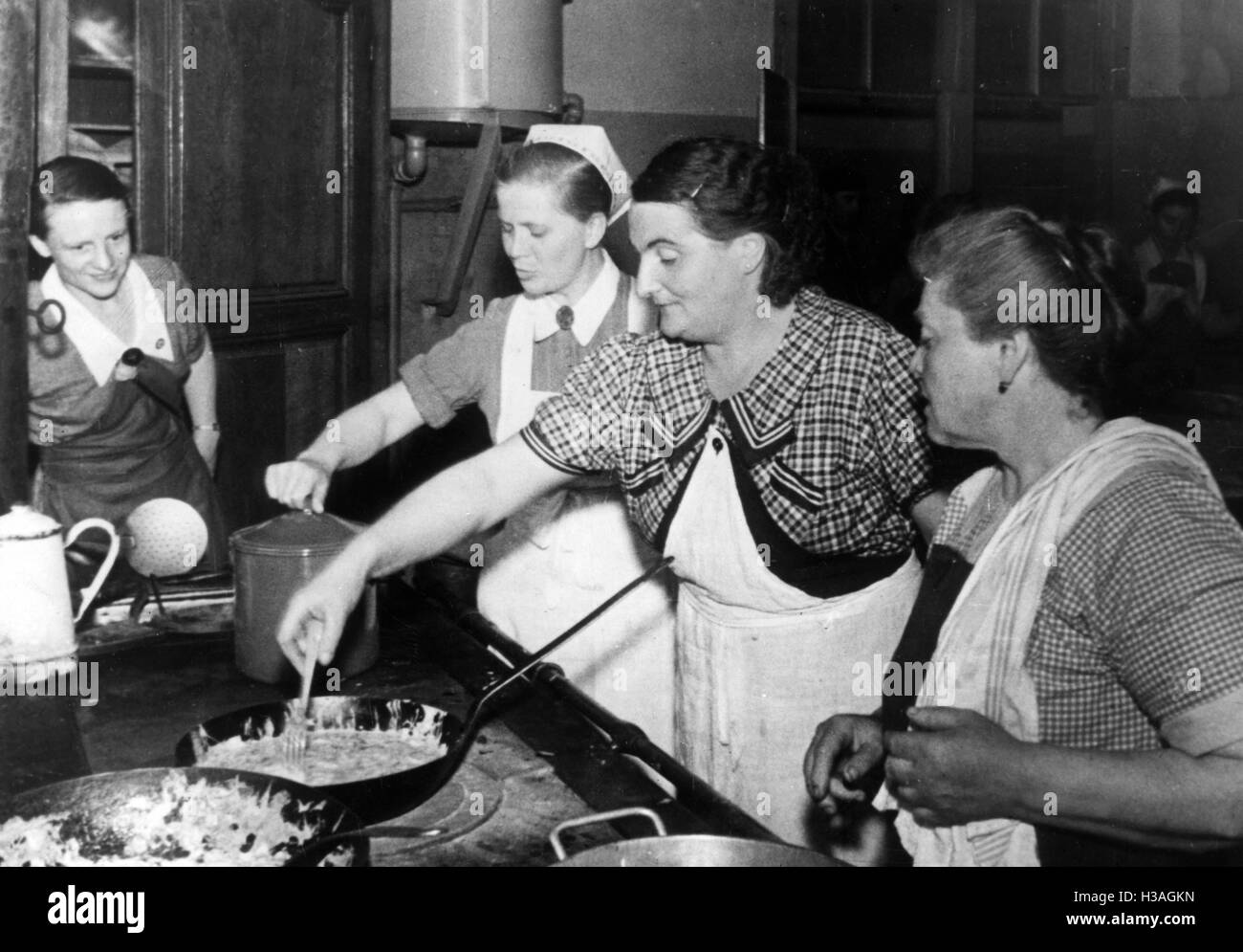 Socialista nazionale della Lega delle Donne aiutando i rifugiati in Francia, 1940 Foto Stock
