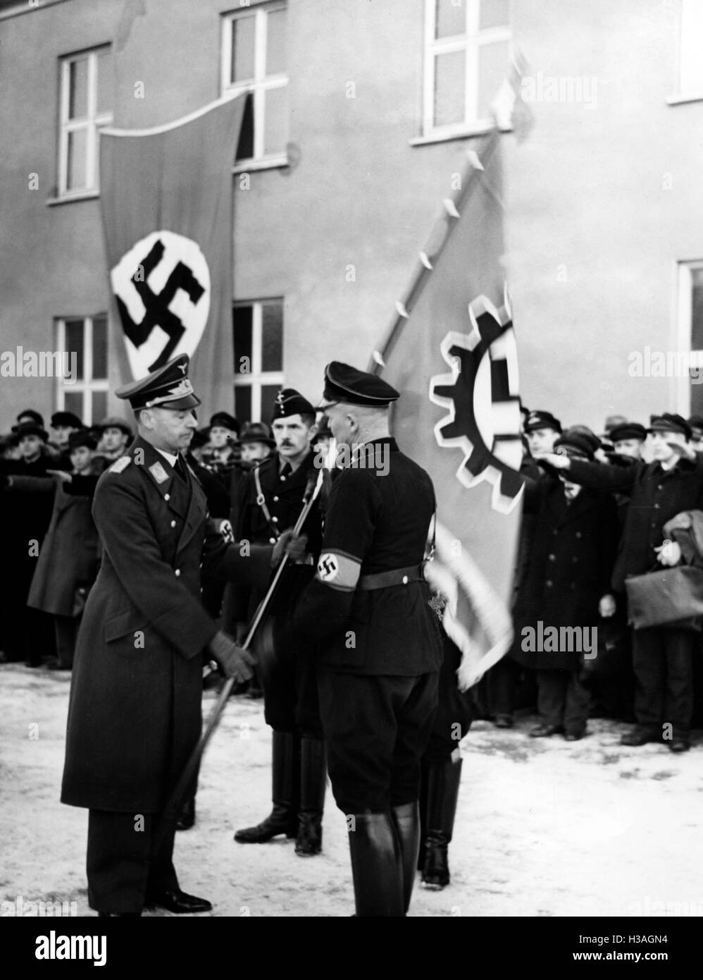 Presentazione di bandiera del DAF al Gatow airfield, 1937 Foto Stock