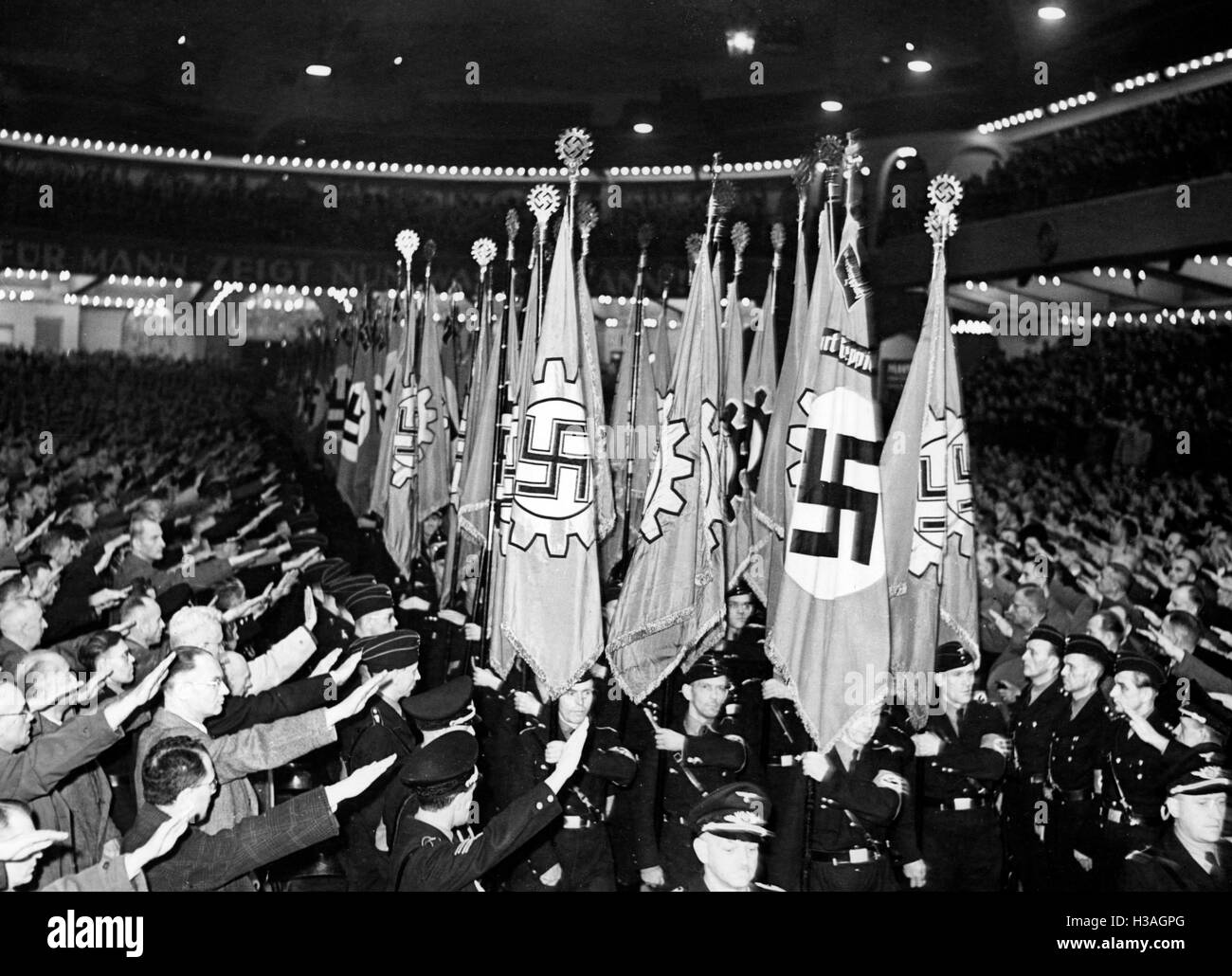 Società DAF roll call nel Palazzo dello Sport di Berlino, 1943 Foto Stock
