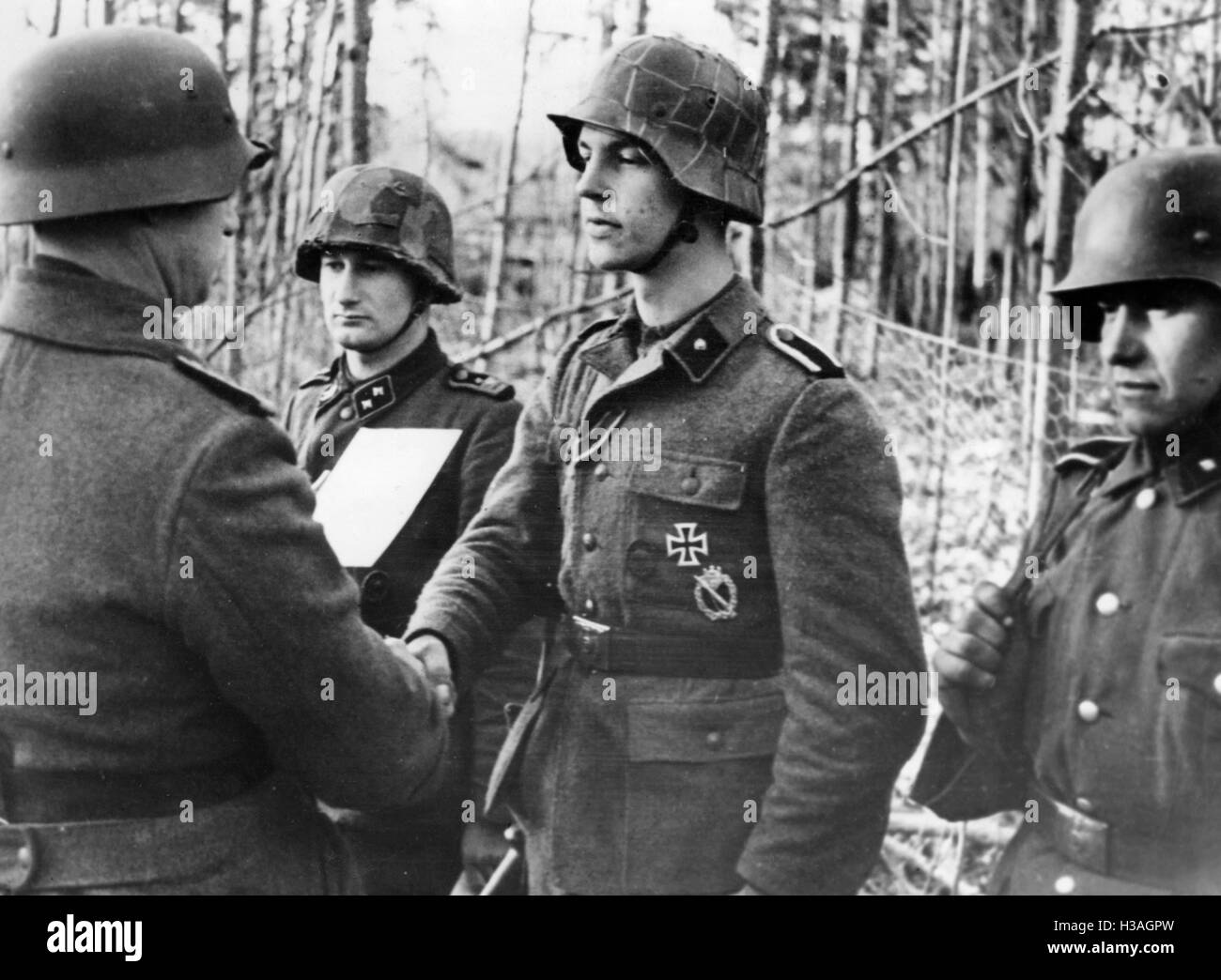 Decorazione di Latvian Waffen SS soldati in Courland Brueckenkopf, 1945 Foto Stock