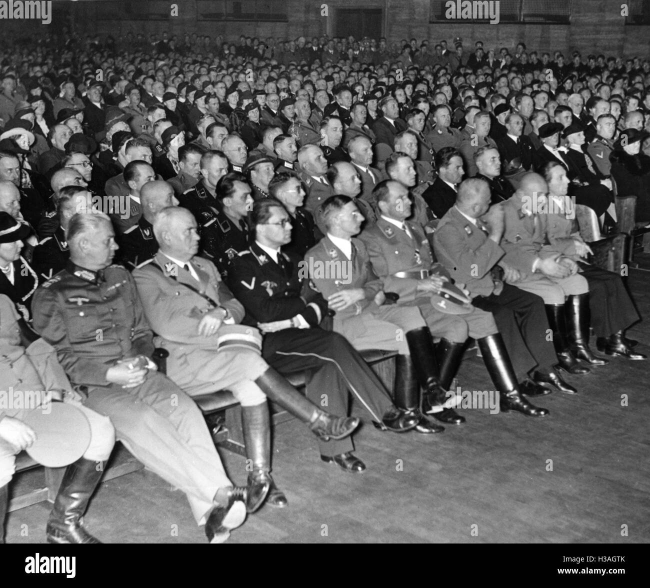 'Pubblico all'apertura della mostra ''l'Ebreo Eterna", 1937' Foto Stock