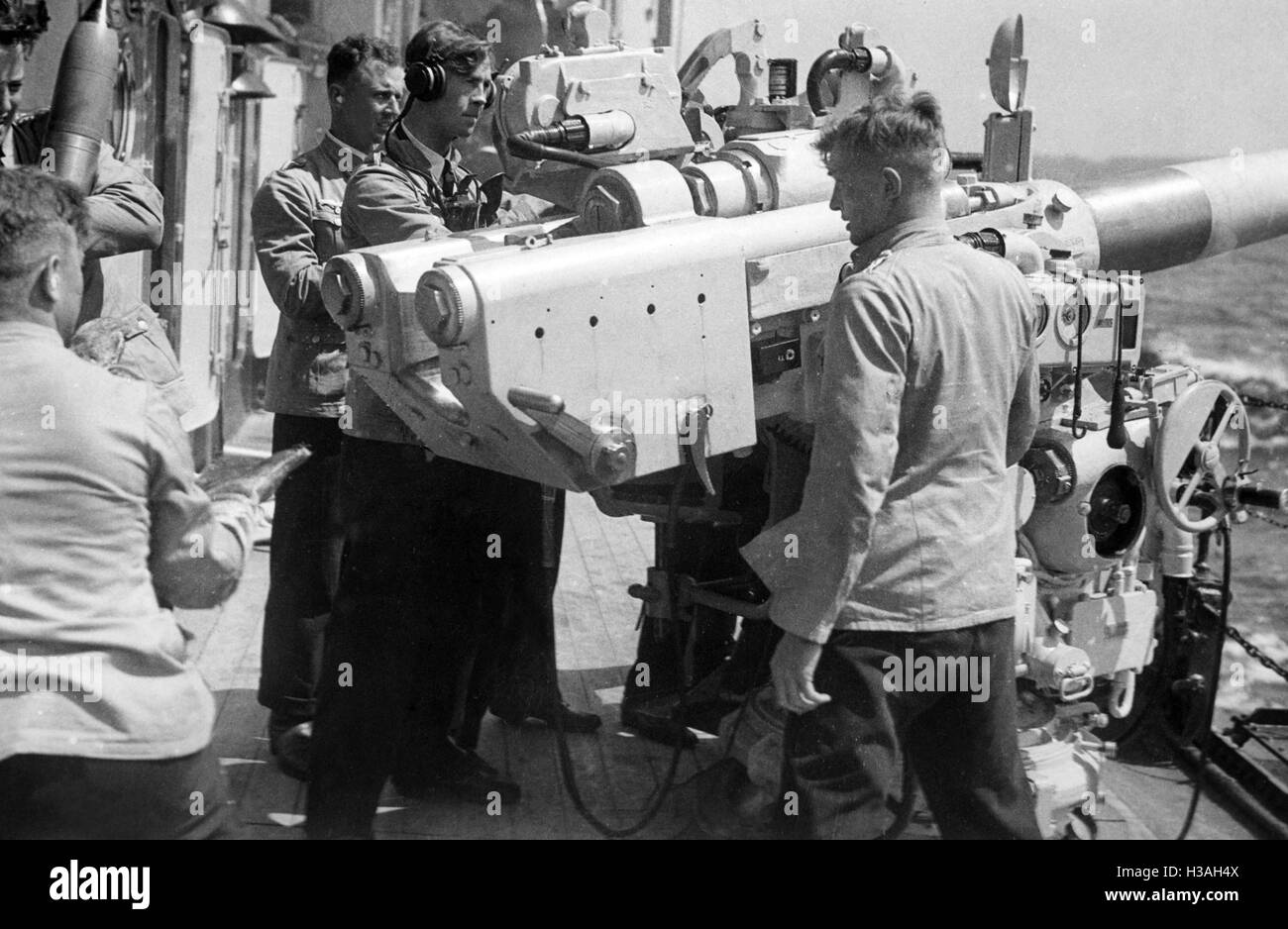 Cadetti della marina presso un cannone navale Foto Stock