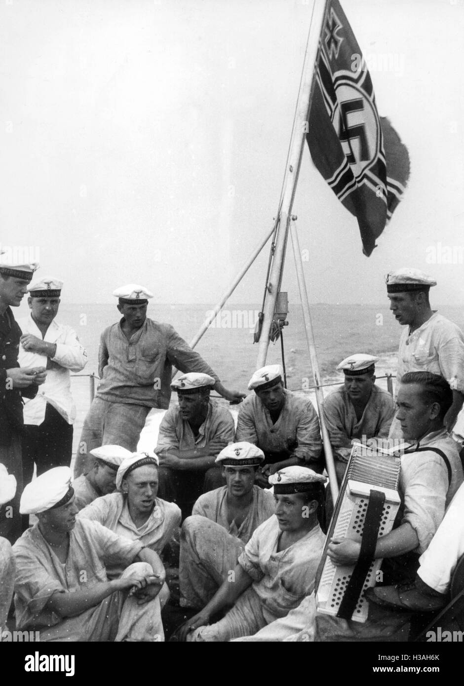 Soldati della Kriegsmarine making music, 1939 Foto Stock