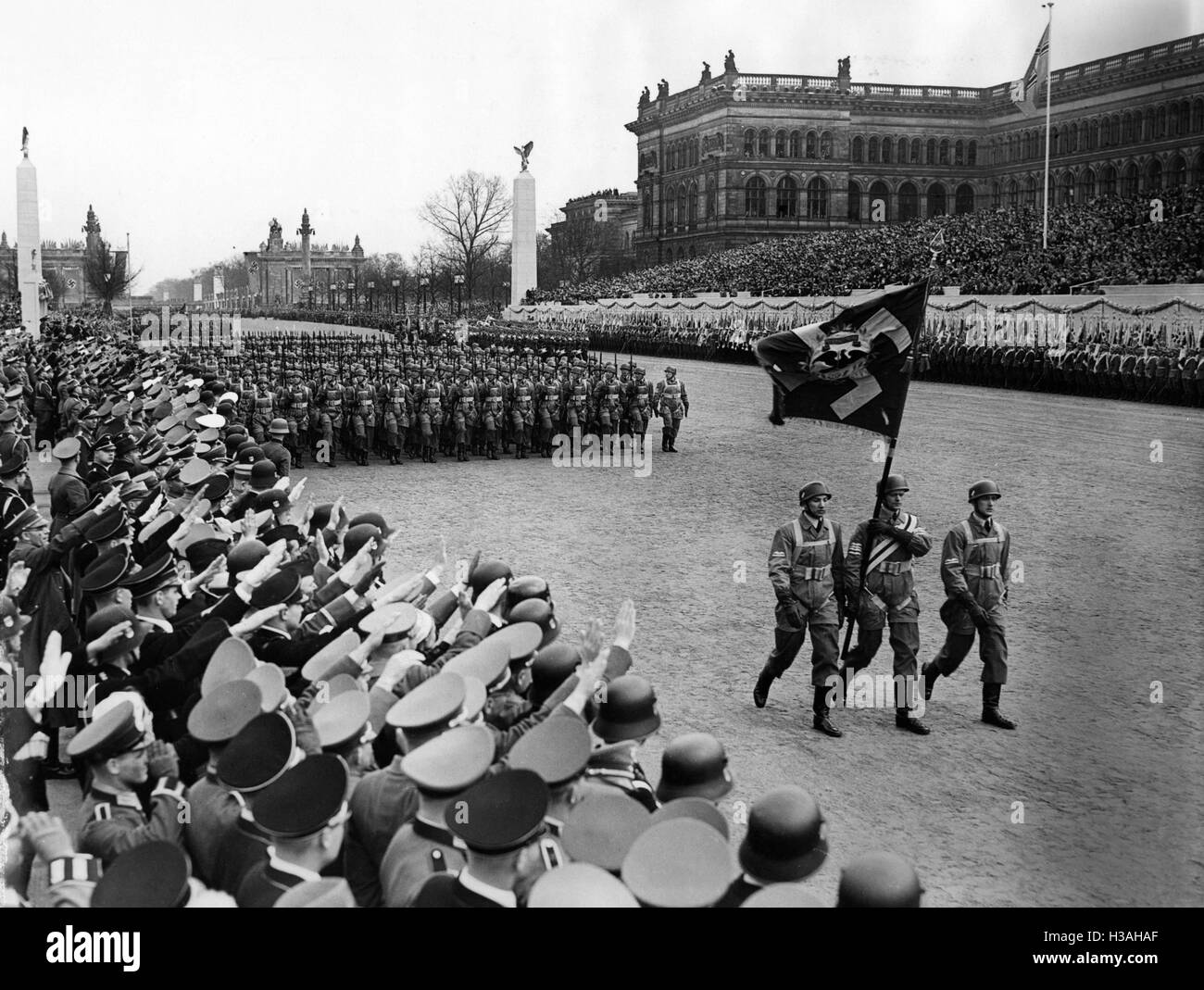 Parata militare della Wehrmacht in occasione di Hitler il compleanno di Berlino, 1939 Foto Stock