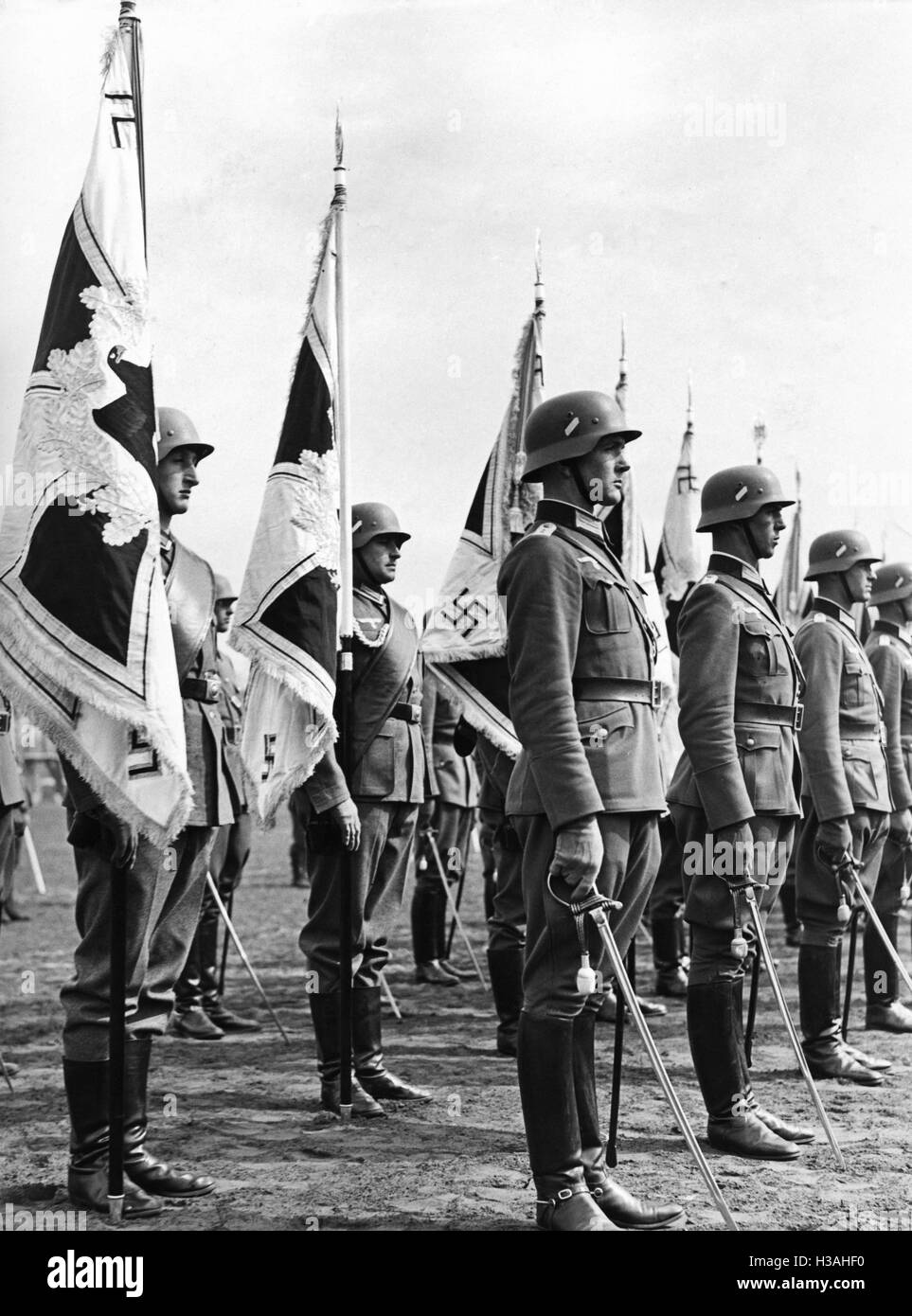 Esercizio preparatorio per la consegna delle bandiere in occasione di Hitler il compleanno di Berlino, 1937 Foto Stock