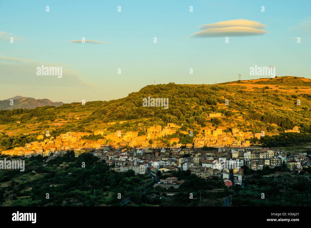 Sera vista sopra la città di Basicò in provincia di Messina, Sicilia, Italia Foto Stock