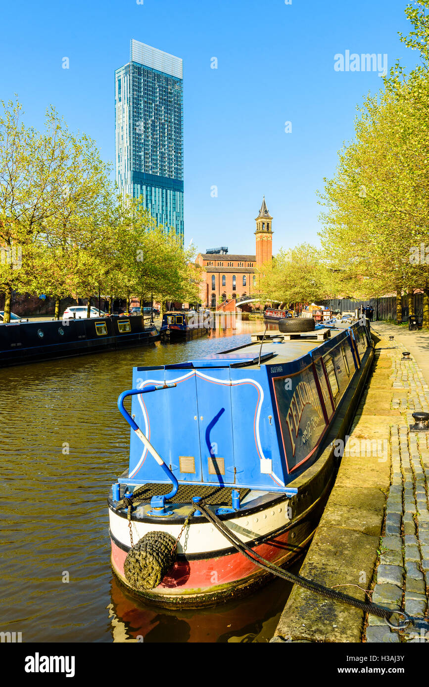 Narrowboat su Bridgewater Canal Castlefield Manchester con il Beetham Tower sullo skyline Foto Stock