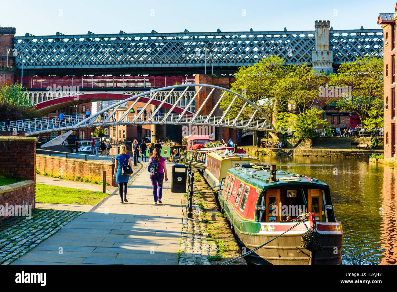 Passeggini dalla Bridgewater Canal Castlefield Manchester con i moderni mercanti del ponte e Vittoriano ponti ferroviari Foto Stock