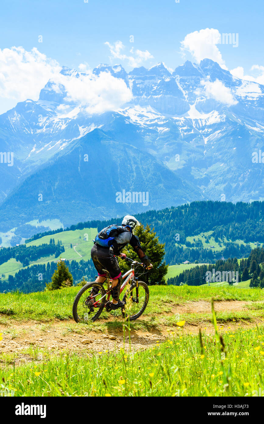 Rider che partecipano al Pass'Portes du Soleil 2016 MTB mountain bike evento attraverso il confine franco-svizzero Foto Stock