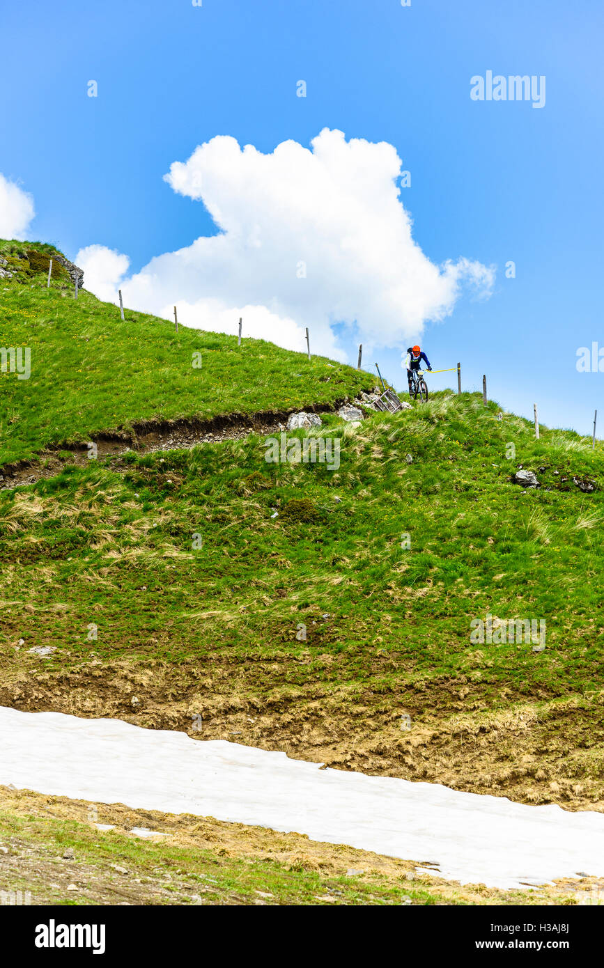 Rider che partecipano al Pass'Portes du Soleil 2016 MTB mountain bike evento attraverso il confine franco-svizzero Foto Stock