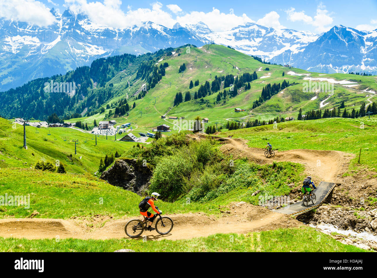 Rider che partecipano al Pass'Portes du Soleil 2016 MTB mountain bike evento attraverso il confine franco-svizzero Foto Stock