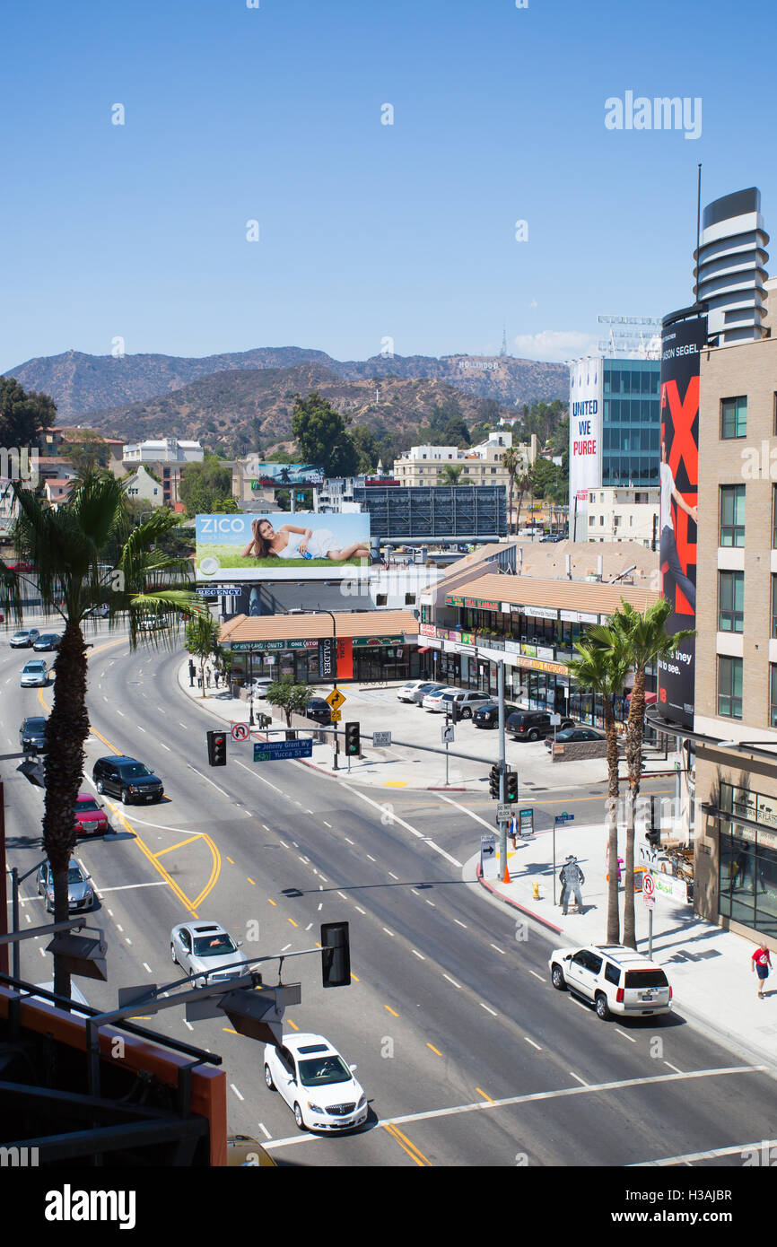 Los Angeles, Stati Uniti d'America - 5 Luglio: una vista su occupato Hollywood Boulevard su un giorno d'estate del 2014. Foto Stock