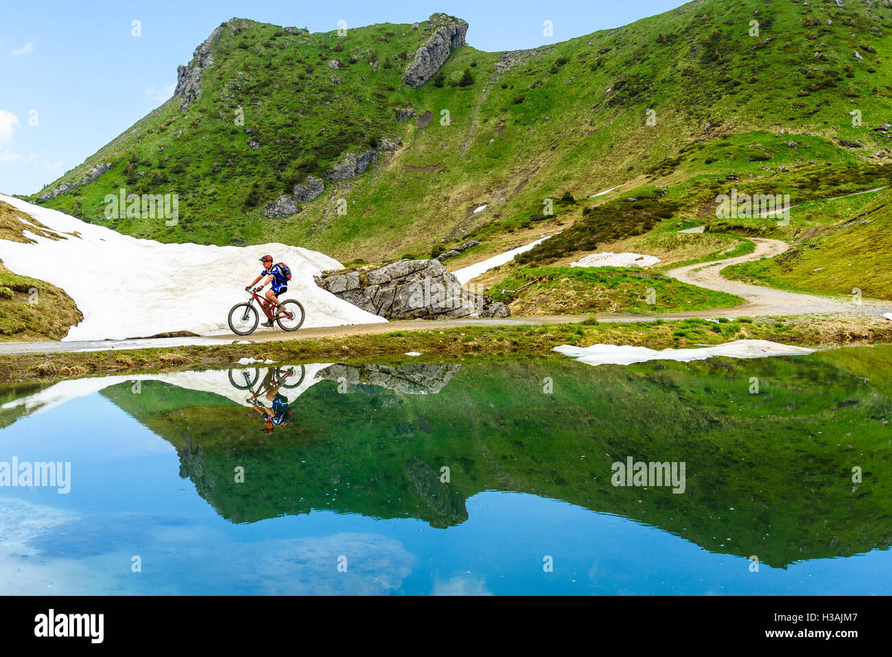 Rider che partecipano al Pass'Portes du Soleil 2016 MTB mountain bike evento attraverso il confine franco-svizzero Foto Stock