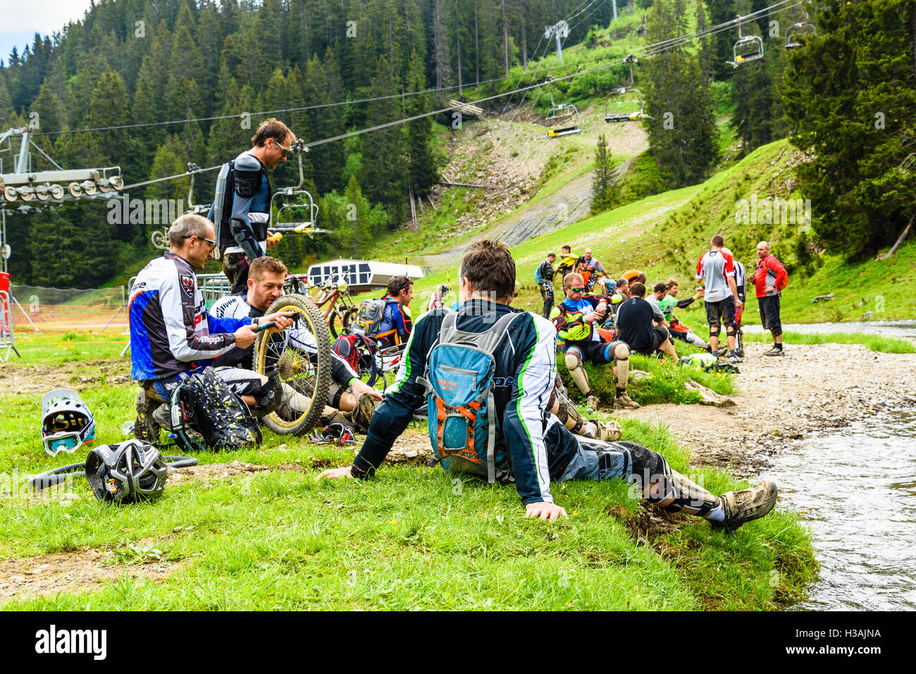 I piloti si prendono una pausa durante il passaggio"Portes du Soleil 2016 MTB mountain bike evento attraverso il confine franco-svizzero Foto Stock