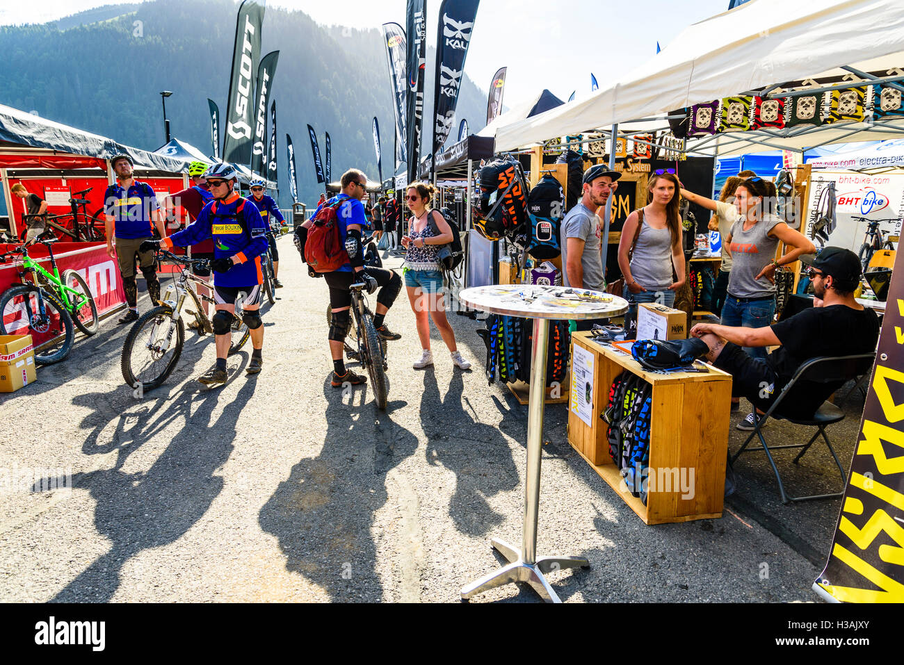 Mountain bike show di Châtel durante il passaggio"Portes du Soleil 2016 MTB mountain bike evento attraverso il confine franco-svizzero Foto Stock