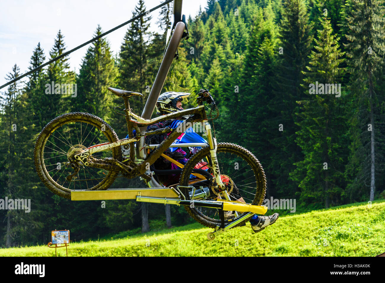 Rider sulla seggiovia durante il passaggio"Portes du Soleil 2016 MTB mountain bike evento attraverso il confine franco-svizzero Foto Stock