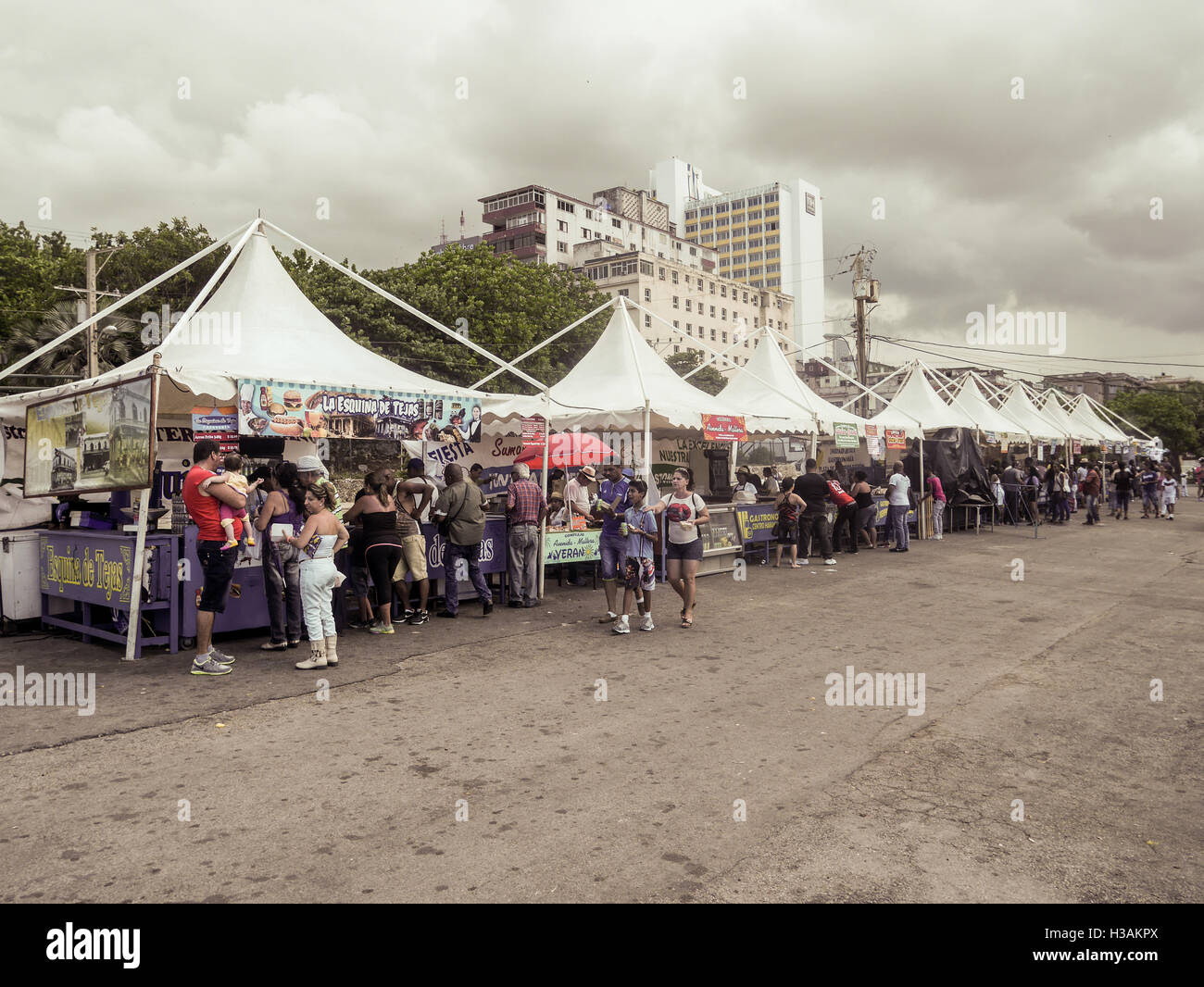 Mercato alimentare all'aperto in Havana Cuba, cibo fresco succo naturale, cocktail alcolico può essere acquistato qui. Fuori del centro città più distinta posizione Foto Stock