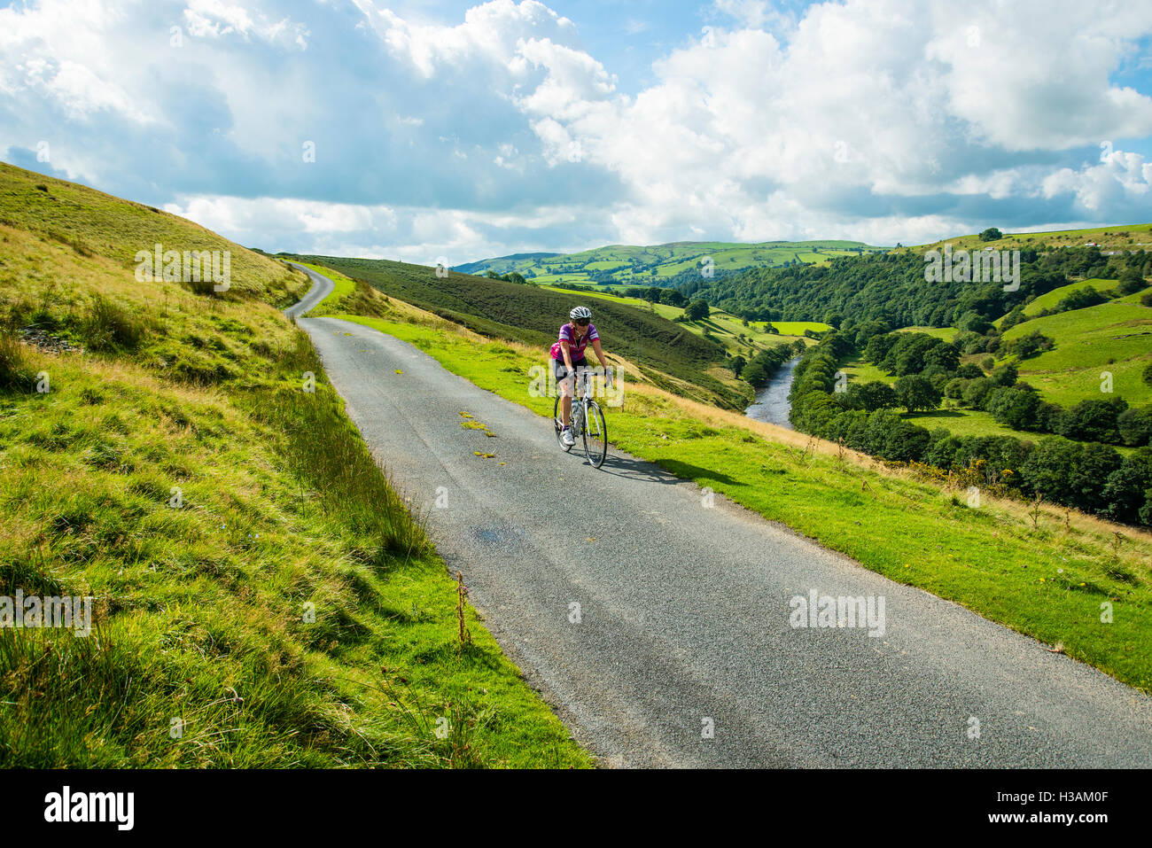 Ciclista femmina sulla corsia Fairmile nel lune Gorge Cumbria Inghilterra England Regno Unito Foto Stock