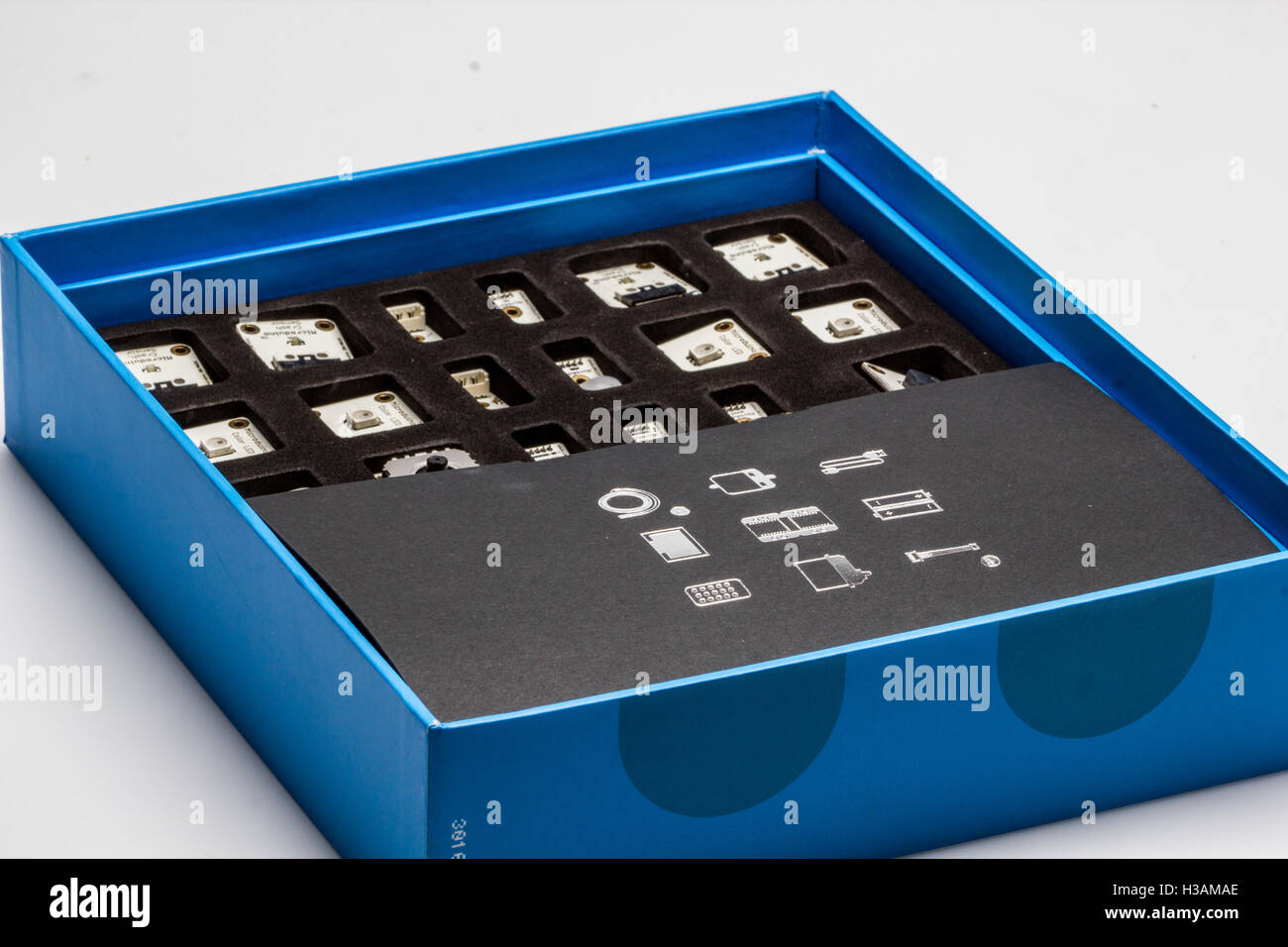 Apparecchiature elettroniche di Internet integrato delle cose iot dispositivi per la casa e per l'innovazione di scintilla come uno strumento educativo. Foto Stock