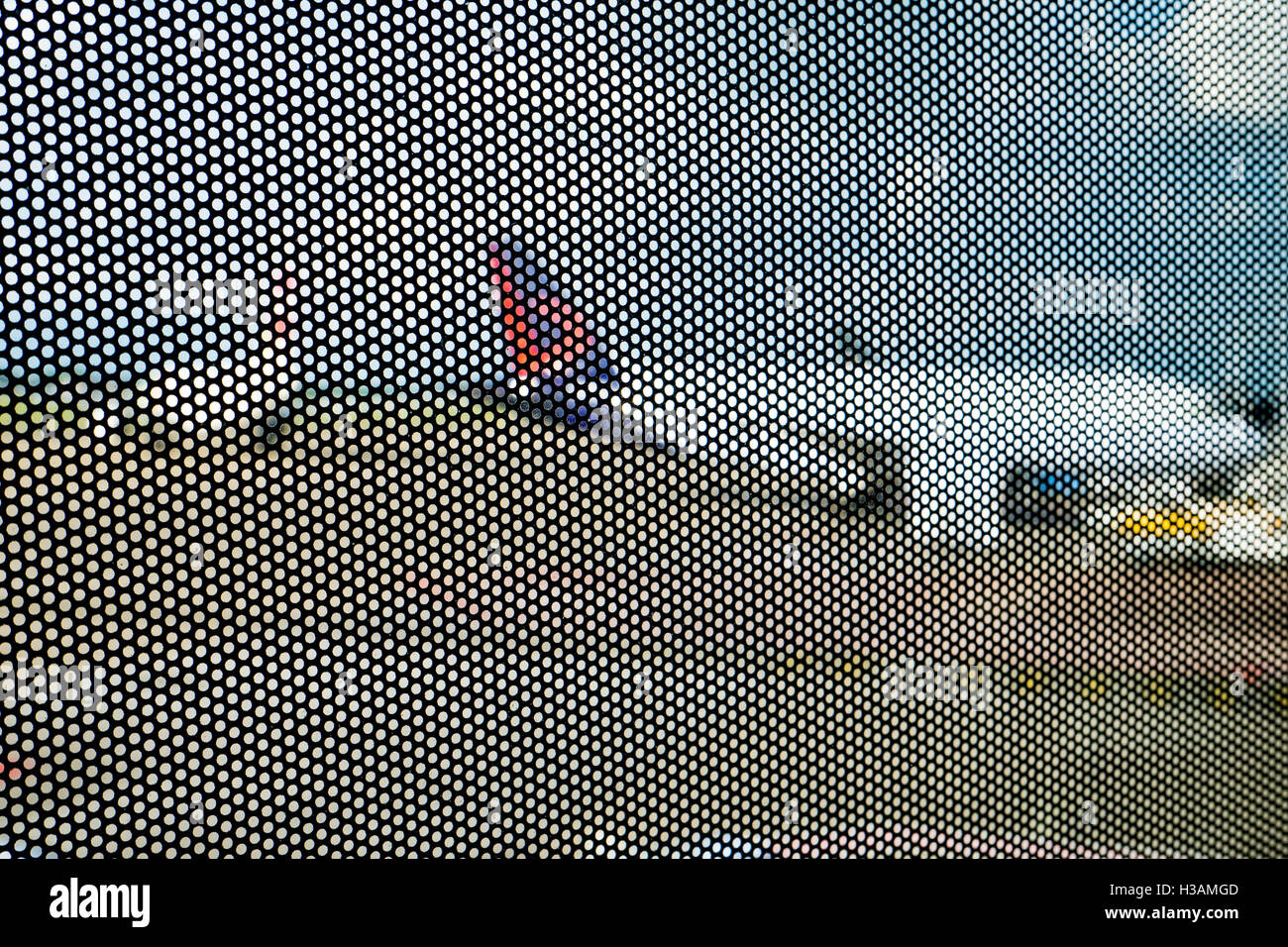 Un piano attraverso un parzialmente coperto finestra in aeroporto Foto Stock