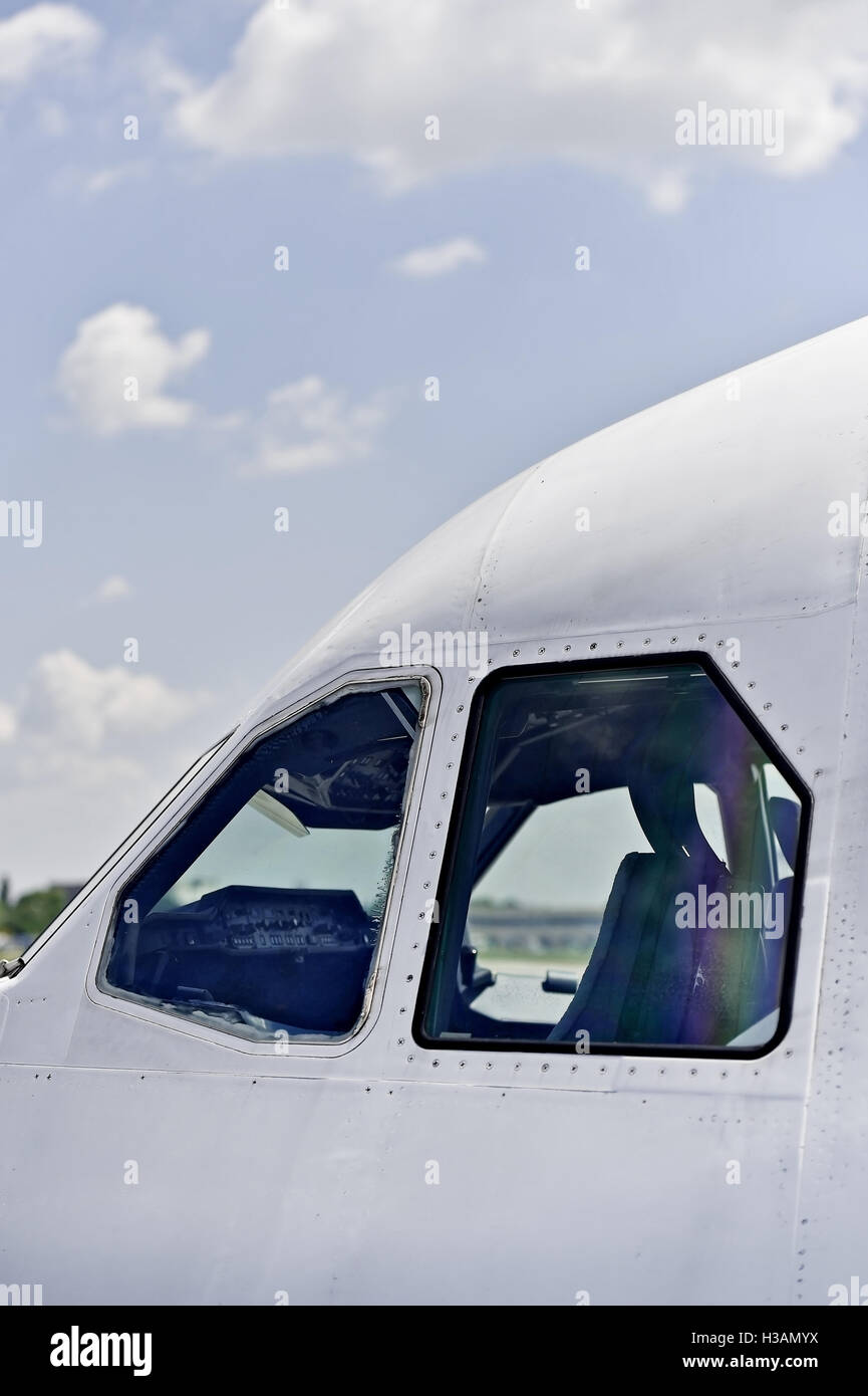 Dettaglio shot con cabina di pilotaggio visto da fuori l'aereo Foto Stock