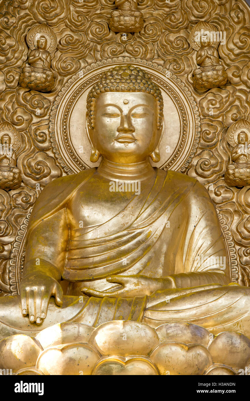 Golden Buddha nella Pagoda della Pace. Parco di Battersea, Londra, Inghilterra Foto Stock