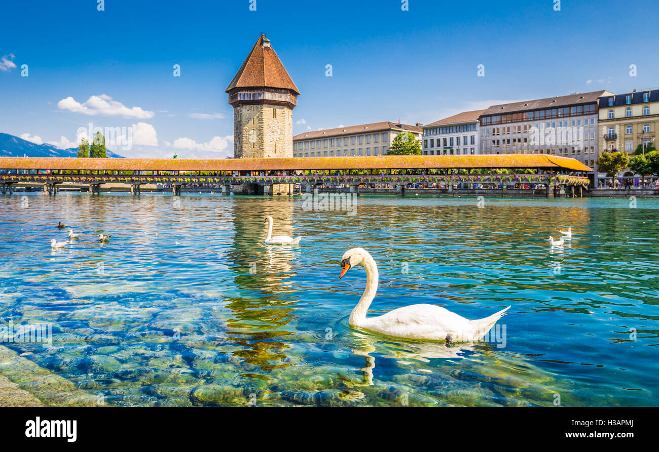 Centro storico della città di Lucerna con il famoso Ponte della Cappella, la città di principale attrazione turistica, in estate, Svizzera Foto Stock