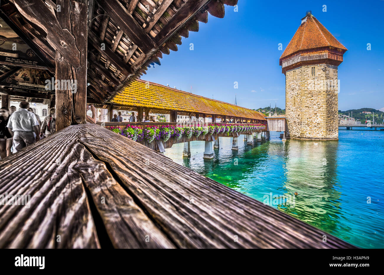 Centro storico della città di Lucerna con il famoso Ponte della Cappella, la città di principale attrazione turistica, in estate, Svizzera Foto Stock