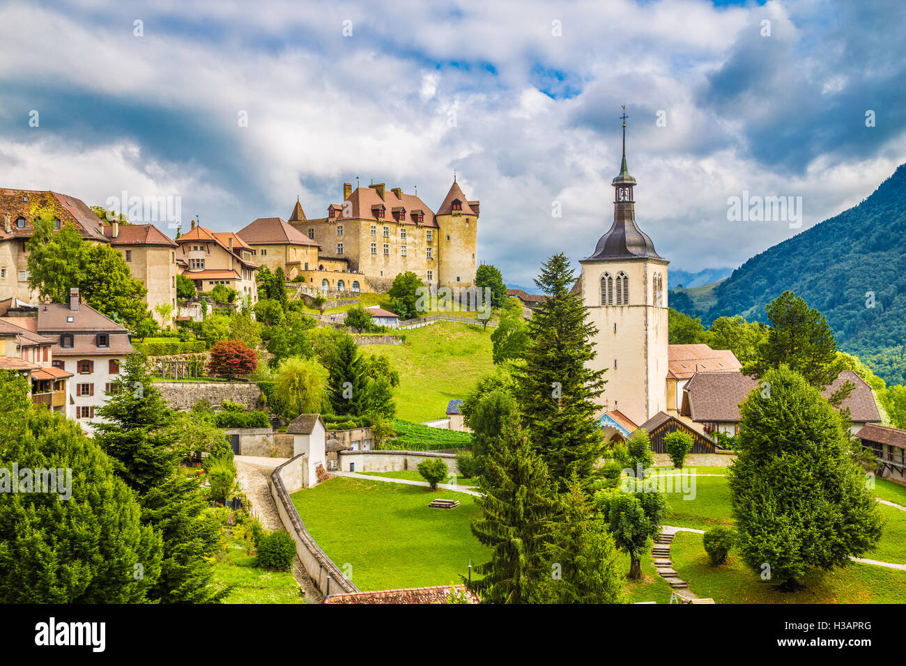Bellissima vista della città medievale di Gruyeres, casa del famoso Le gruyère Formaggi, cantone di Fribourg, Svizzera Foto Stock