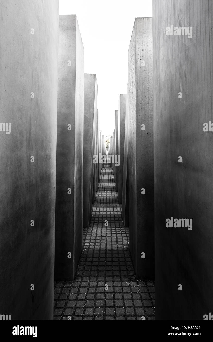 Famoso memoriale ebreo vicino Brandenburger Tor (Porta di Brandeburgo) in bianco e nero, Berlin Mitte, Germania Foto Stock