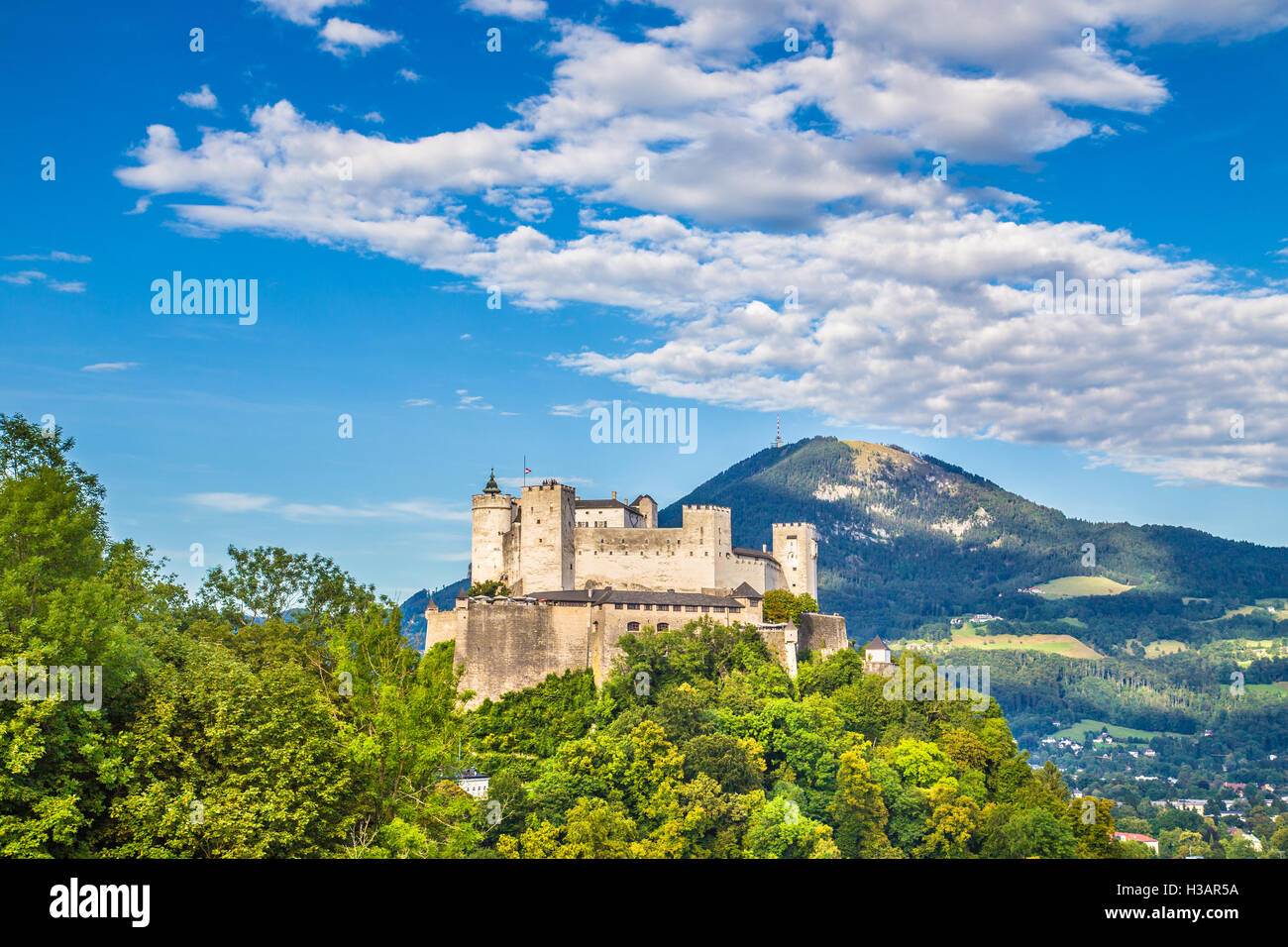 Vista aerea della famosa Fortezza di Hohensalzburg in estate, a Salisburgo Salzburger Land regione, Austria Foto Stock