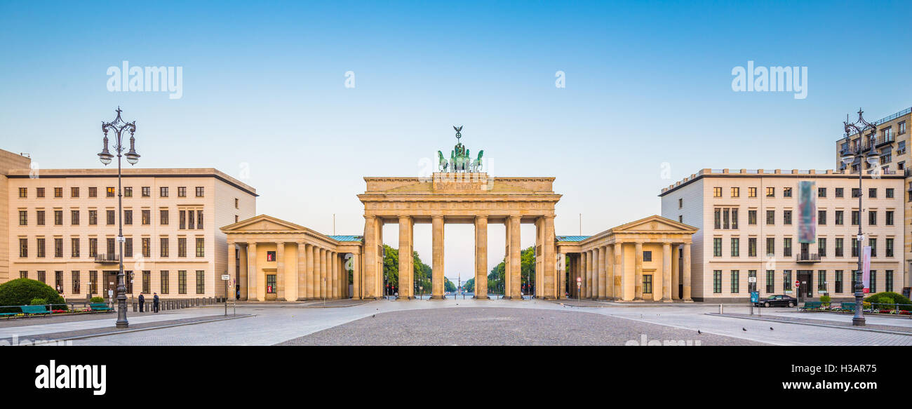 Vista panoramica del famoso Brandenburger Tor (Porta di Brandeburgo), uno dei più noti monumenti e simboli nazionali di Germania, Foto Stock