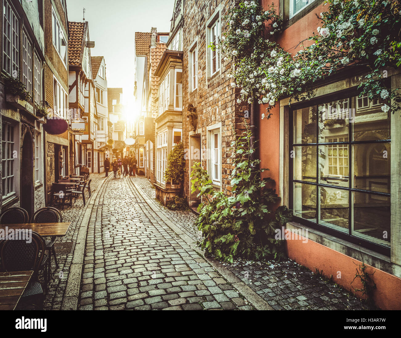 Città vecchia in Europa al tramonto con retro vintage stile Instagram filtro e lens flare effetto luce solare Foto Stock