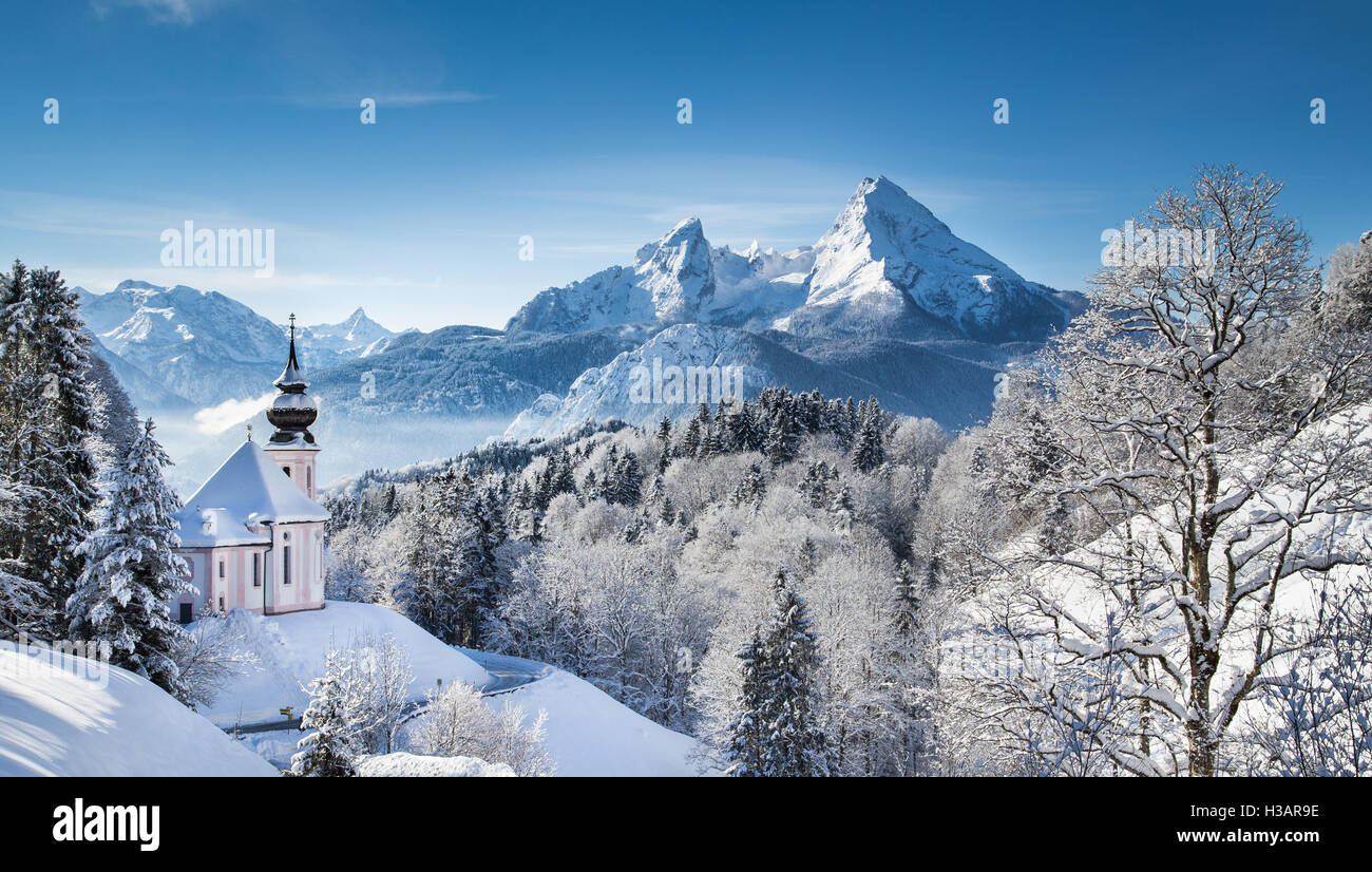 Idilliaco paese delle meraviglie invernali nelle Alpi con la chiesa di pellegrinaggio di Maria Gern e il famoso monte Watzmann vertice, Baviera, Germania Foto Stock