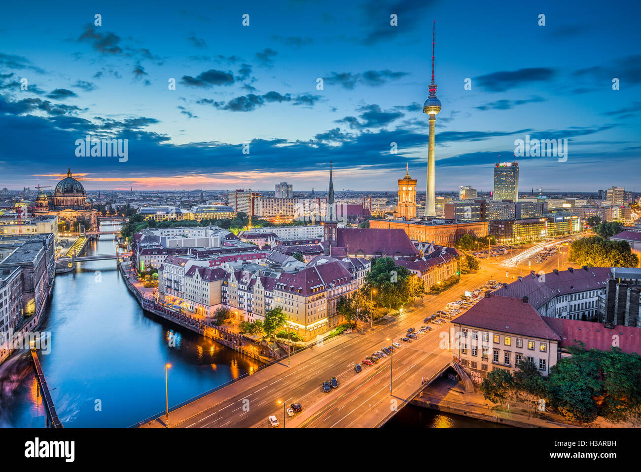 Vista aerea della skyline di Berlino con drammatica nuvole nel crepuscolo durante ore Blu al tramonto, Germania Foto Stock