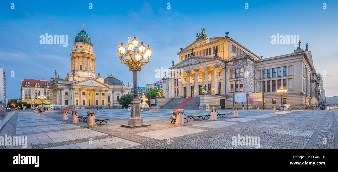 Vista panoramica della famosa piazza Gendarmenmarkt con Berlin Concert Hall e Cattedrale tedesca in Twilight, Berlino, Germania Foto Stock