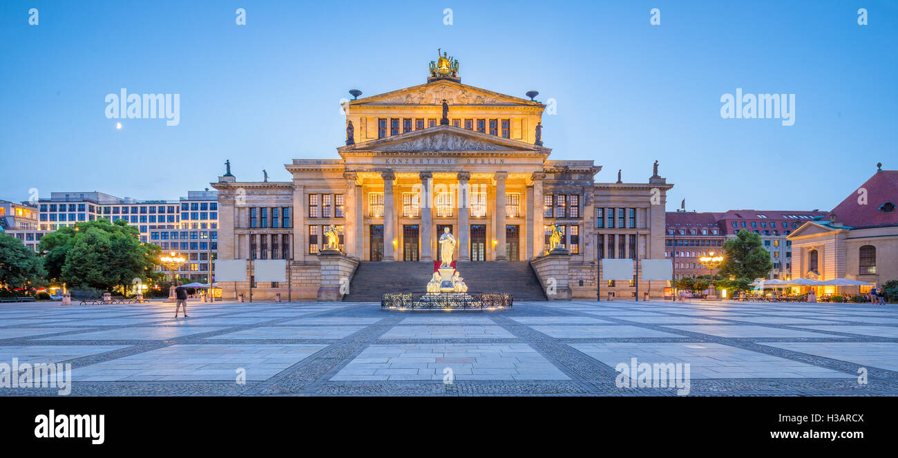 Visualizzazione classica di Berlino storica sala da concerto alla famosa piazza Gendarmenmarkt in bella crepuscolo al tramonto, Berlino, Germania Foto Stock