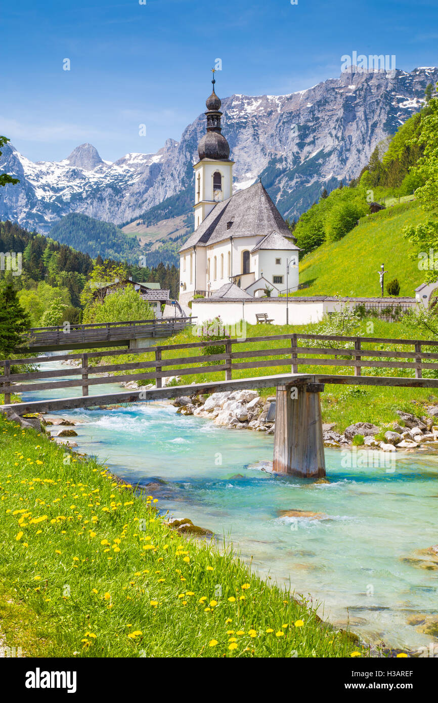 Scenic paesaggio di montagna delle Alpi con la famosa Chiesa Parrocchiale di San Sebastian nel villaggio di Ramsau in primavera, Berchtesgadener Land, Germania Foto Stock