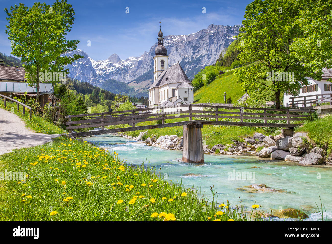 Scenic paesaggio di montagna delle Alpi con la famosa Chiesa Parrocchiale di San Sebastian nel villaggio di Ramsau in primavera, Berchtesgadener Land, Germania Foto Stock
