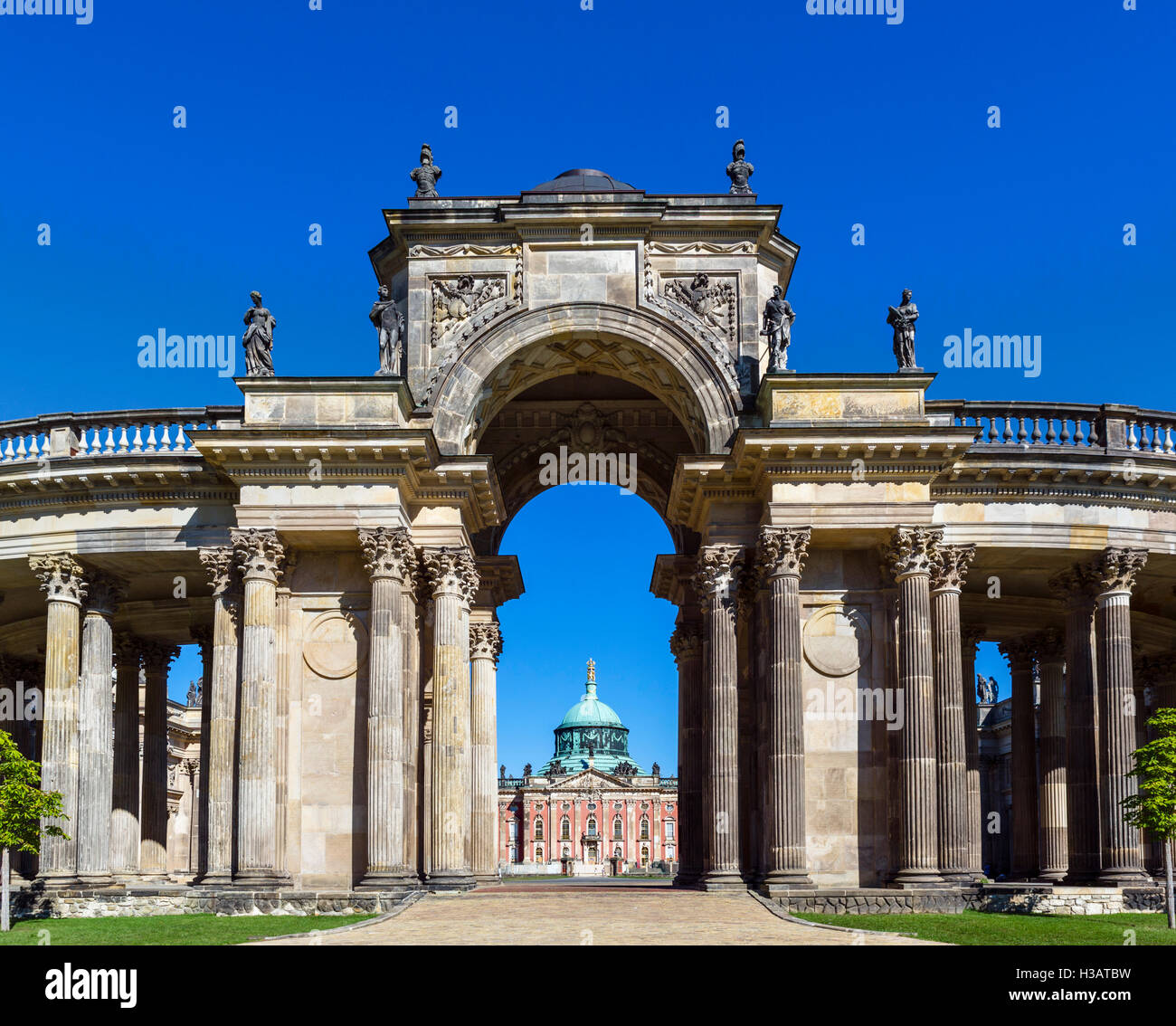 Il Neues Palais (Palazzo Nuovo) osservata attraverso il colonnato, Parco Sanssouci, Potsdam, Brandeburgo, Germania Foto Stock