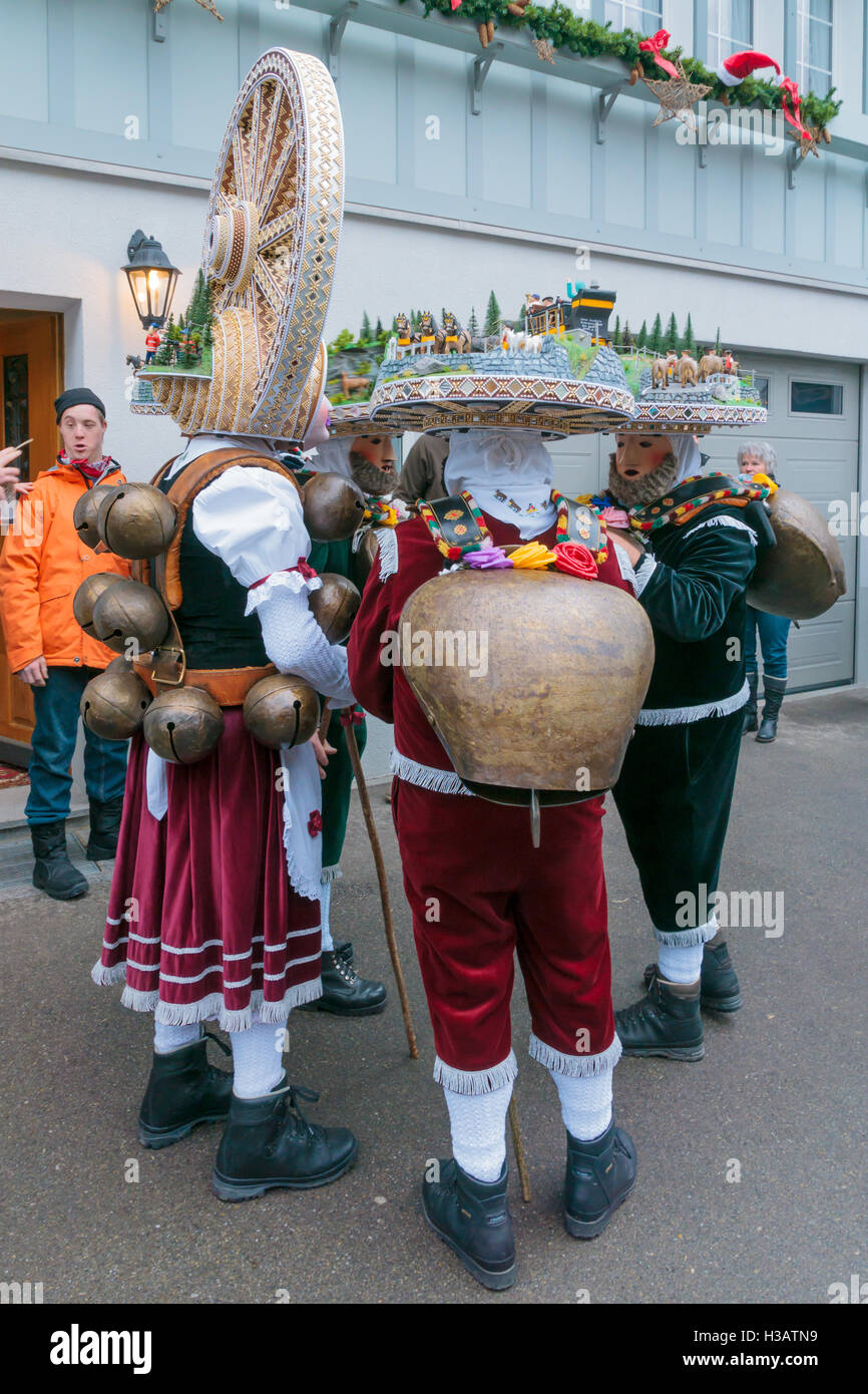 URNASCH, Svizzera - 31 dicembre 2015: Anno nuovo Mummers e gli spettatori in Urnasch, Appenzell, Svizzera. La sua parte di S Foto Stock