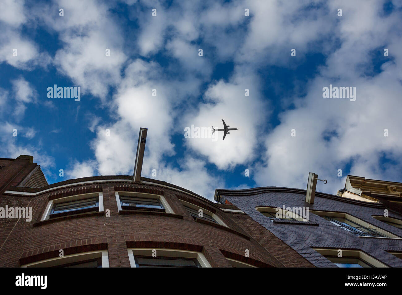 L'aereo oltre le tradizionali case olandesi, Amsterdam Foto Stock