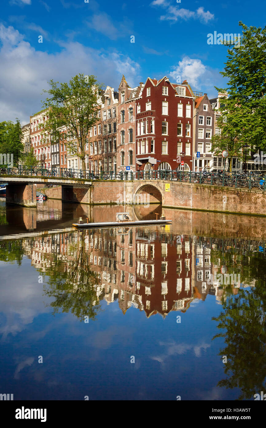 Le sue case tradizionali olandesi riflettono in acqua sul Singel street, Amsterdam Foto Stock