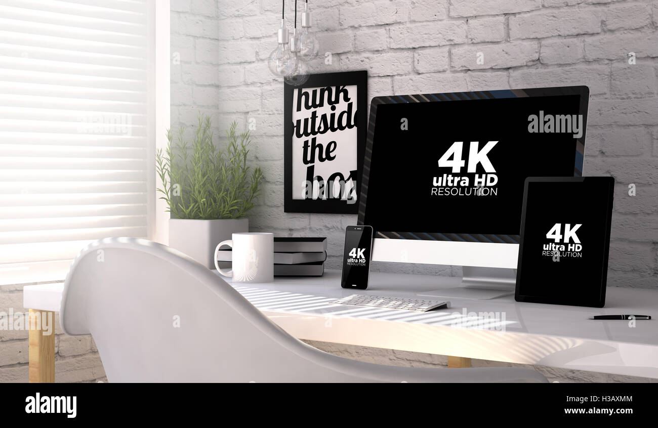 Dispositivi mock up con 4k ultra HD con risoluzione schermo su una scrivania di legno duro. Grafici dello schermo sono costituiti. Foto Stock